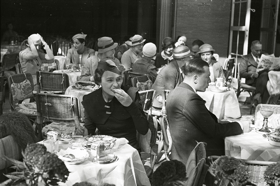 In a street cafe. Photo by Evgeny Henkin. Berlin, Germany, c. pre-1936. © Henkin Brothers Archive Association (HBAA)