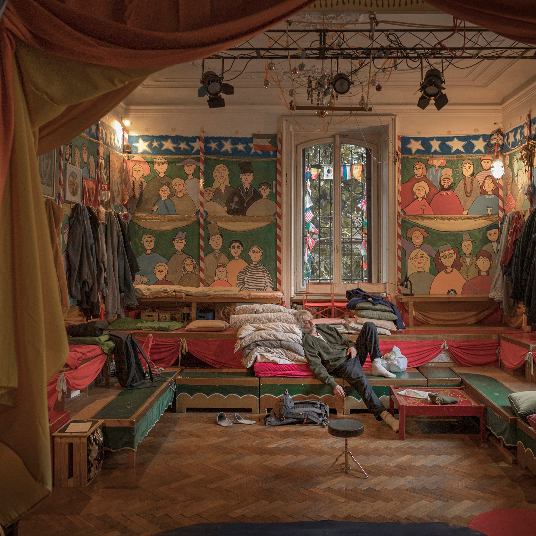 Quattro storie molto diverse tra loro, ma con la stessa forza narrativa ed emotiva: dalla solitudine di un uomo di spettacolo alle sofferenze delle spose bambine, dalla natura del Nepal fino alle tradizioni del popolo ROM.